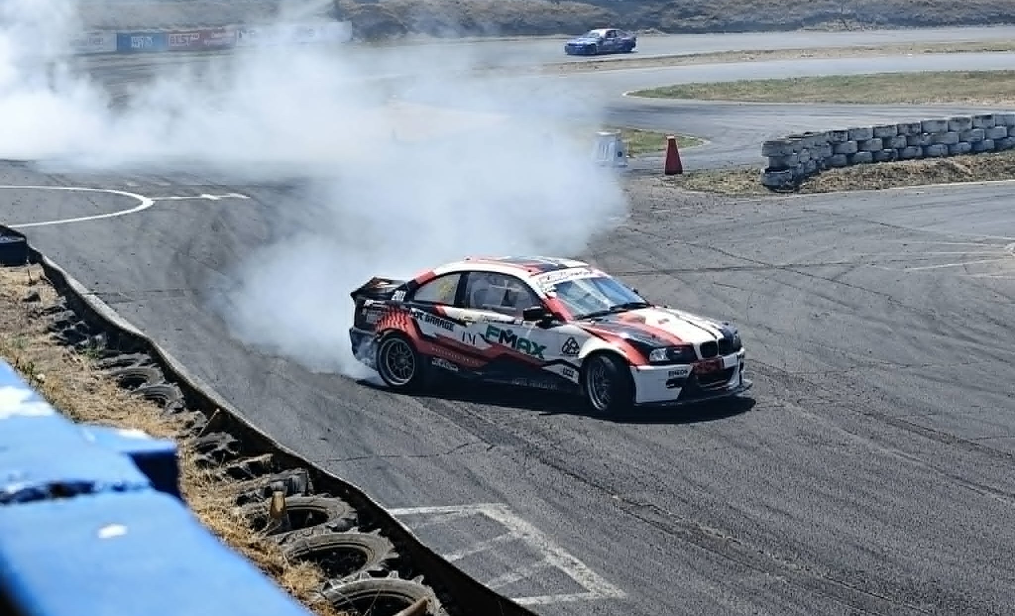 „Füstölgő gumik, tanuló algoritmusok" – önvezető driftelő jármű a drift versenysport iskolájában
