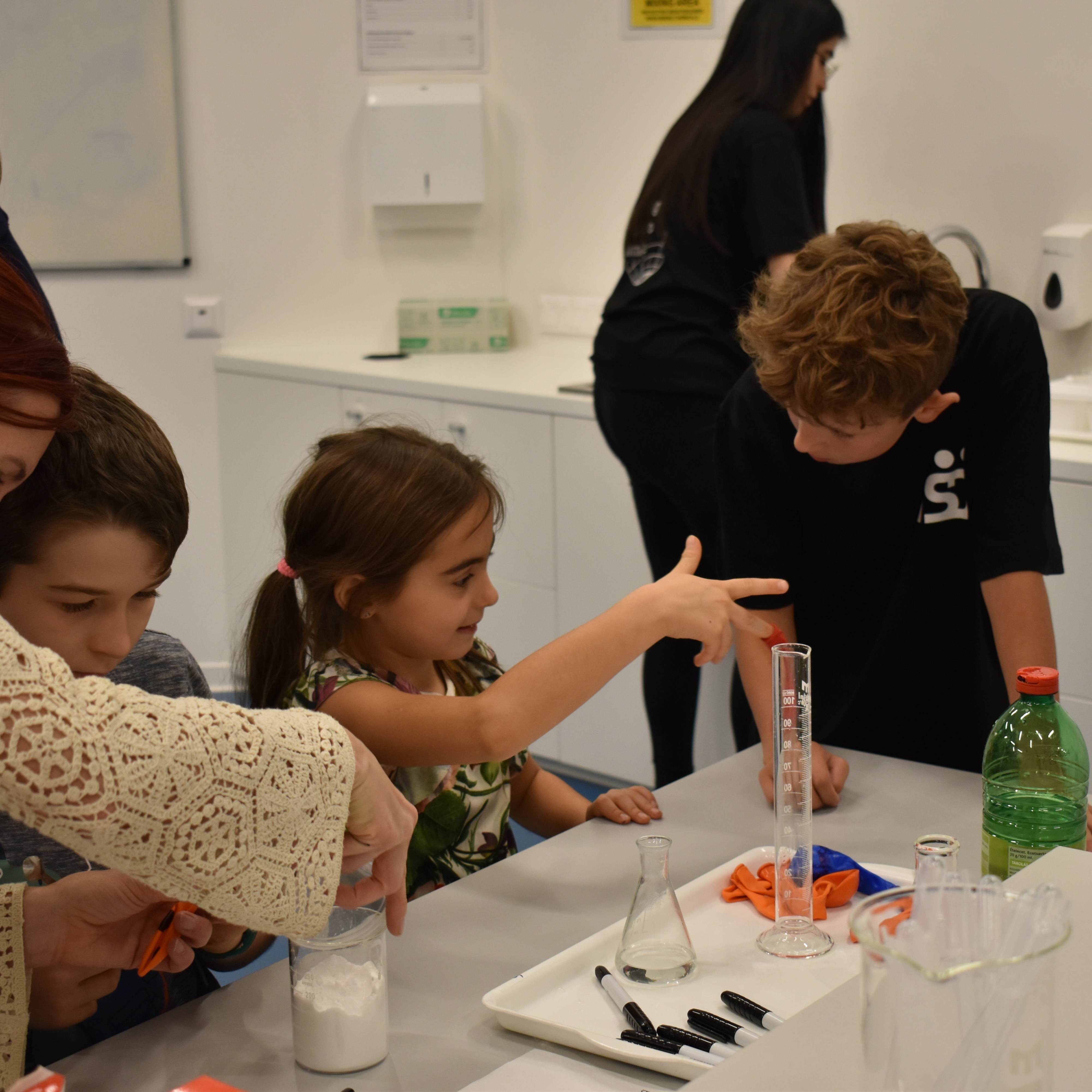 Tudomány mindenütt! 🧪🌍 Kísérletek kicsiknek / Discovering science for young learners