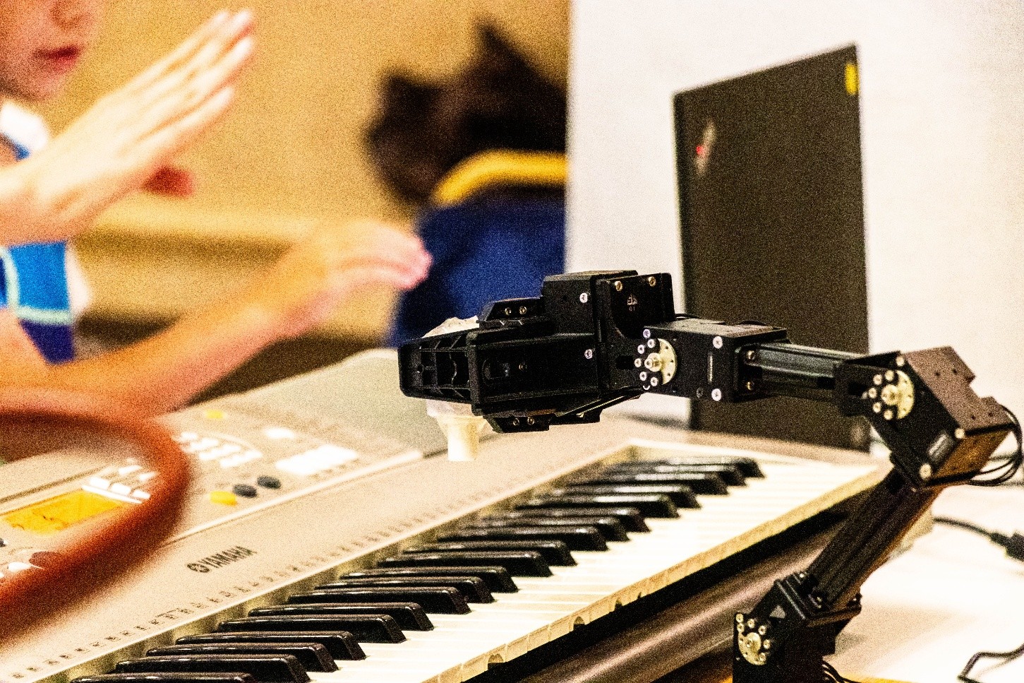 Zongorázó robotkar (RoboPianist)