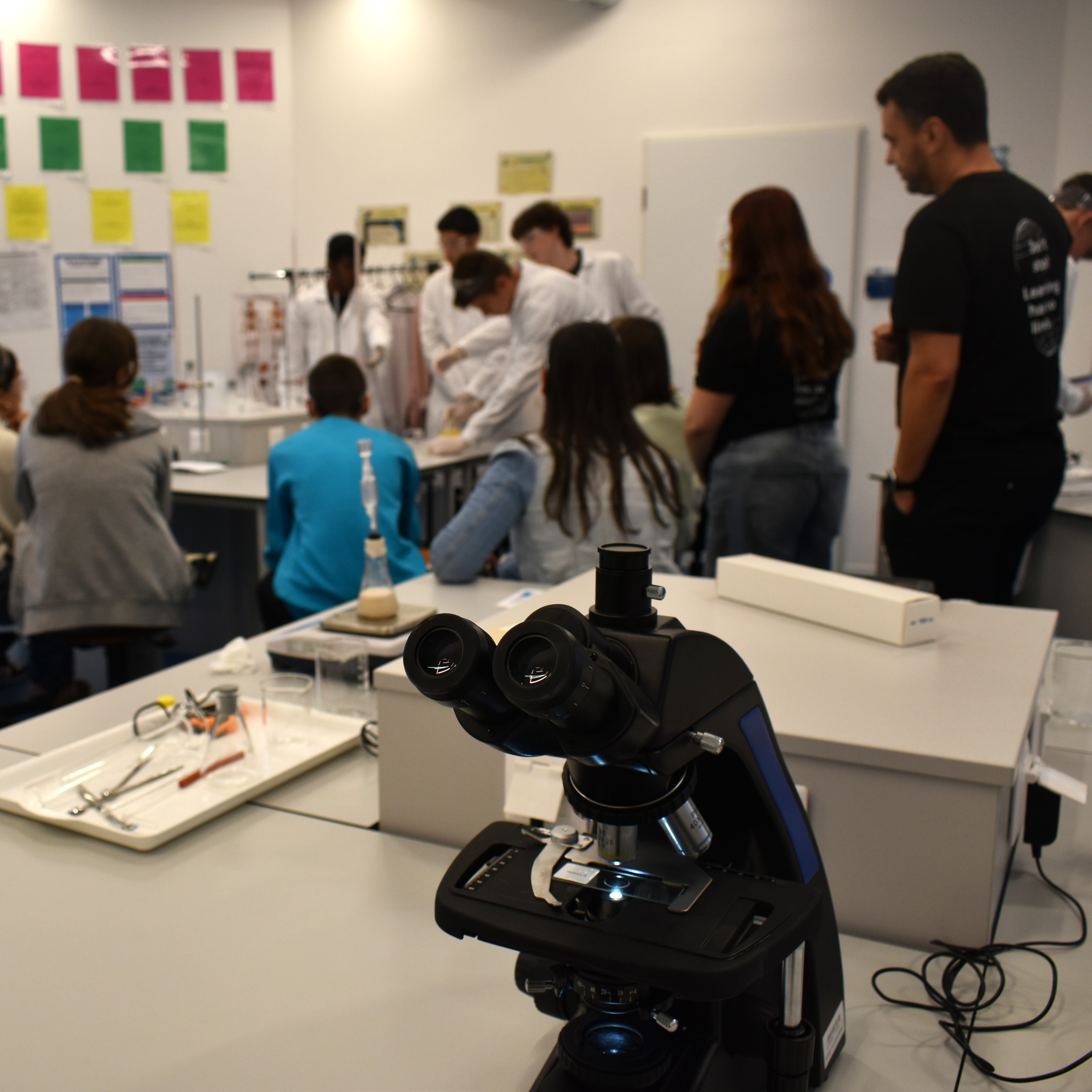Tudományos kíséletek a laborban! 🔬🧪 / Lab Discoveries for teenagers