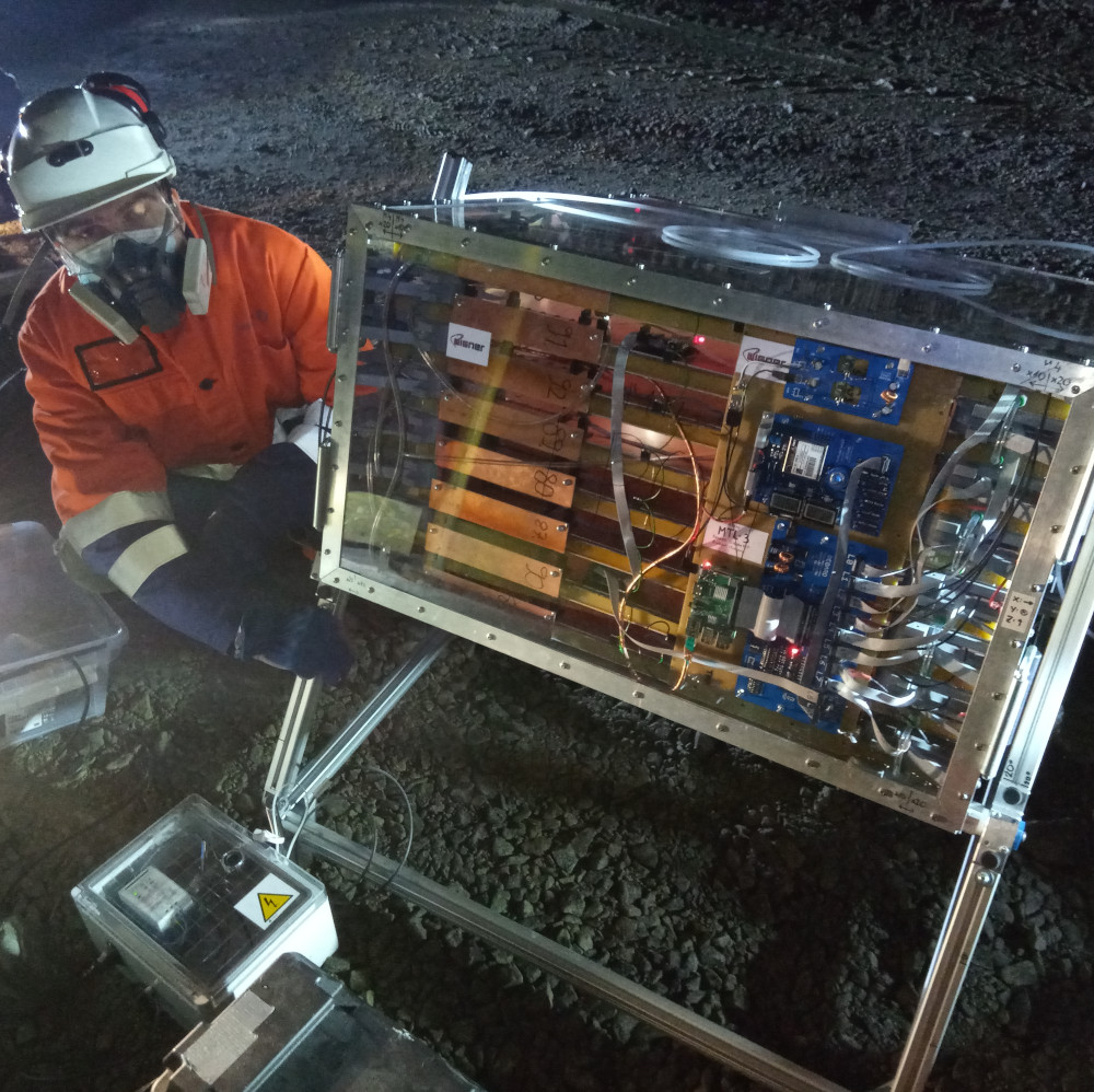 Hazai részecskefizikai detektorok a CERN-ben, iparban és a természetben+ elektronmikroszkóp laborlátogatás