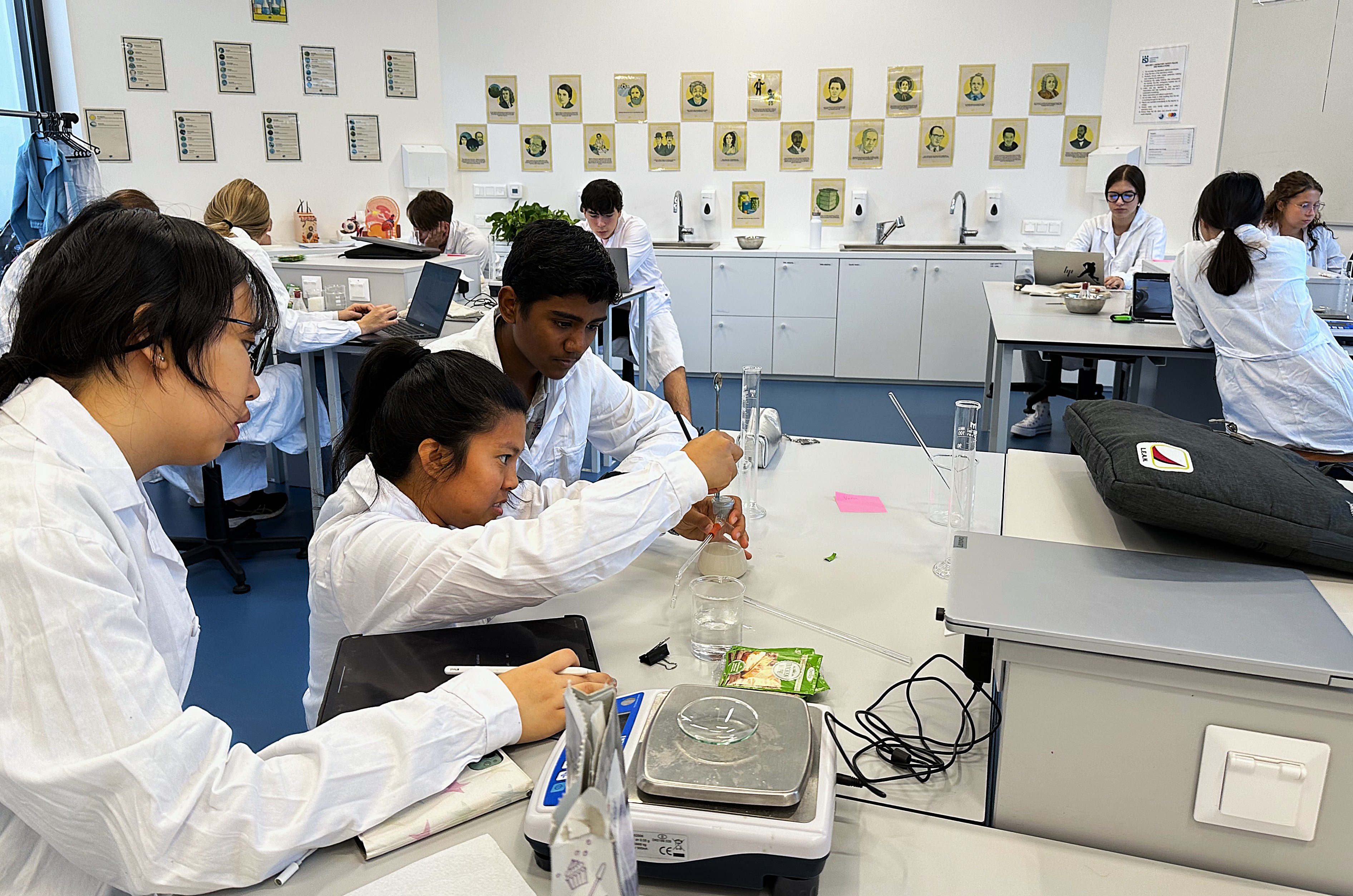 Laborkíséletek felsősöknek / Lab Experiments for teenagers