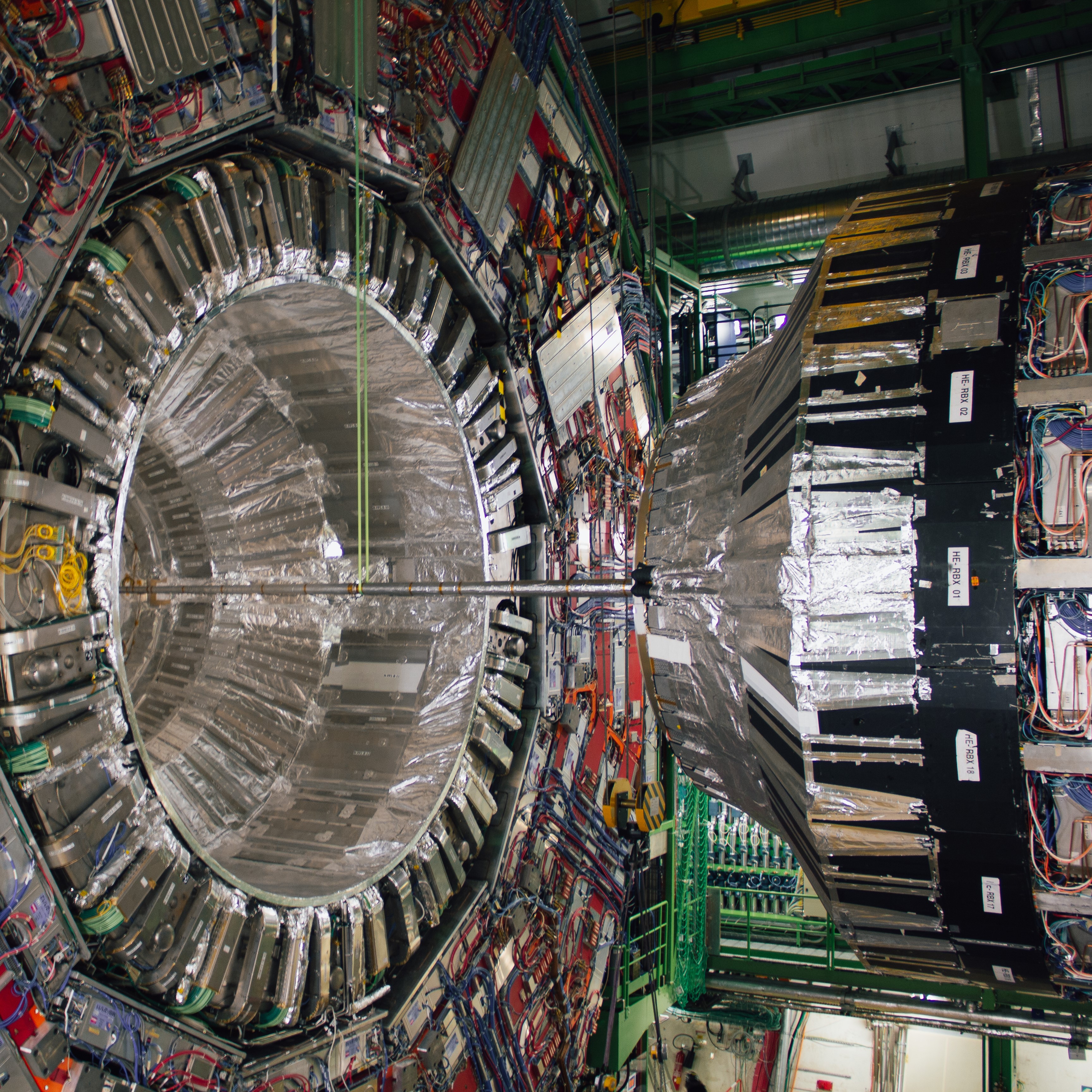 Részecskefizika útikalauz stopposoknak - a következő megálló: CERN+Kráterek a mikroszkóp alatt